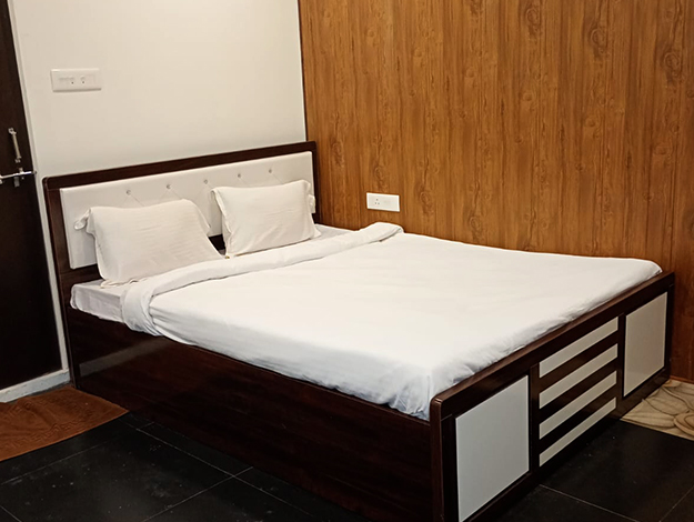 venkatessh-puram-lake-resort-room02.jpg